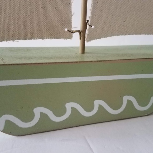 Adorable Sailboat accessory complete with sails - Picture 4 of 8